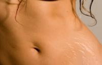 растяжки на животе девушки