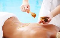 девушке делают медовый массаж