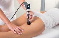 девушке делают процедуру ударно-волновой терапии