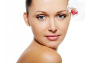 красивая девушка с цветком в волосах