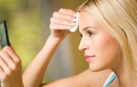 девушка протирает лицо перед зеркалом