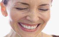 женщина улыбается закрыв глаза