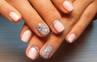 девушка демонстрирует маникюр со стразами на руках