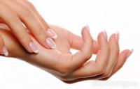 девушка демонстрирует свои кисти