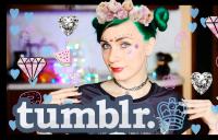 девушка демонстрирует картинки с тумблера