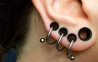 проколотые уши с тунелями