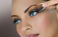 девушка делает себе красивый макияж глаз